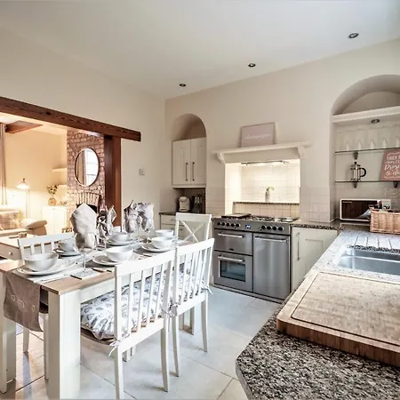 The Cottage In Chester, Sleeps 6 With Free Parking Exterior photo